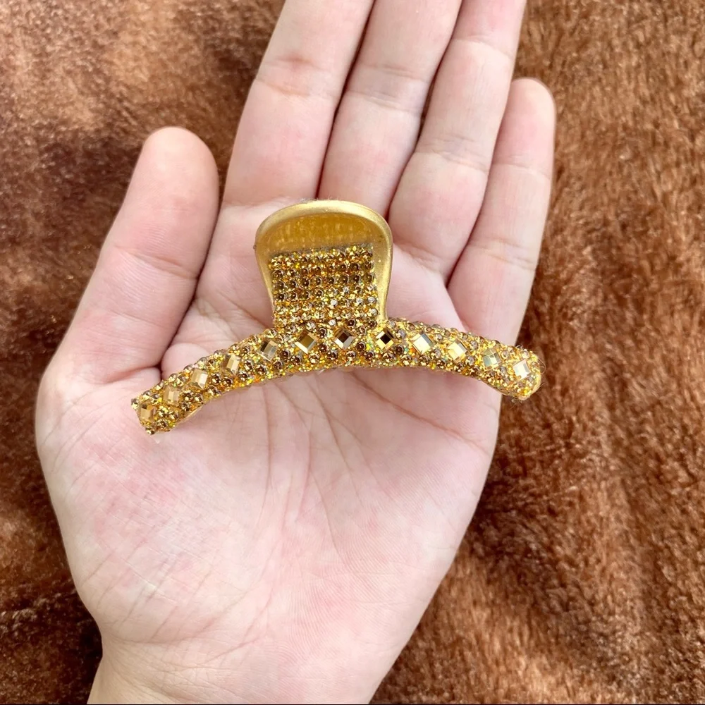 Beautiful Studded Golden Clip!❤️ - Picture 7 of 7